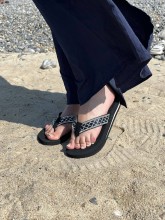 Tongs noires Isotoner disponibles chez Evasion Dieppe