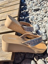 Tongs à semelles compensées Isotoner à paillettes beiges disponible chez Evasion Dieppe