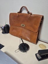 Porte-documents Paul Marius le Colporteur cognac huilé disponible chez Evasion Dieppe