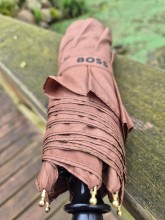 Grand parapluie pliant Hugo Boss disponible chez Evasion Dieppe