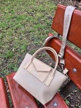 Sac bandoulière Lancaster  beige foncé disponible chez Evasion Dieppe