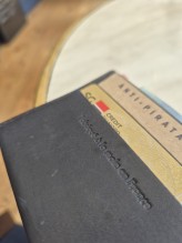 Porte-cartes Ateliers Fourès fabrication française cuir marine disponible chez Evasion Dieppe