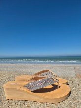 Tongs à semelles compensées Isotoner à paillettes beiges disponible chez Evasion Dieppe