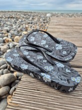 Tongs femme Isotoner imprimé fleurs noires disponibles chez Evasion Dieppe