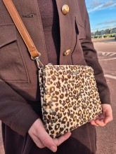 Sac pochette bandoulière les Tropéziennes léopard disponible chez Evasion Dieppe
