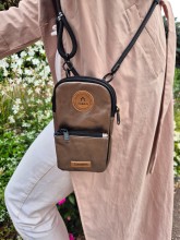 Sac Cabaia Phone Bag Louisville brown iridescent disponible chez Evasion Dieppe