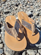 Tongs à semelles compensées Isotoner à paillettes beiges disponible chez Evasion Dieppe