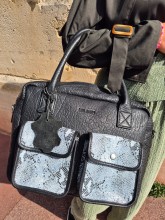 Sac étudiante Paul Marius Dandy python noir disponible chez Evasion Dieppe