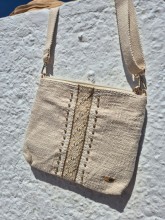 Sac pochette bandoulière les Tropéziennes beige disponible chez Evasion Dieppe