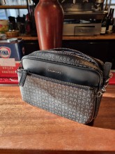 Sac bandoulière Chabrand siglé noir disponible chez Evasion Dieppe