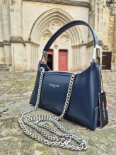 Sac bandoulière chaîne Lancaster cuir lisse bleu foncé disponible chez Evasion Dieppe