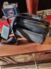 Sac bandoulière Chabrand siglé noir disponible chez Evasion Dieppe