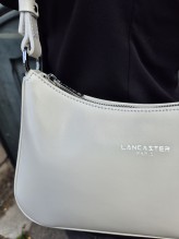 Sac bandoulière Lancaster coloris blanc cassé disponible chez Evasion Dieppe