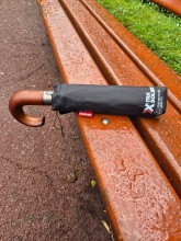 Parapluie pliant anti-retournement Isotoner disponible chez Evasion Dieppe