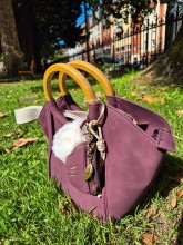 Sac bandoulière Woomen coloris raisin disponible chez Evasion Dieppe
