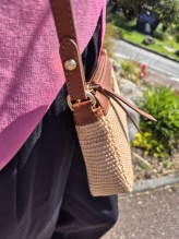 Petit sac bandoulière Lancaster beige cognac disponible chez Evasion Dieppe