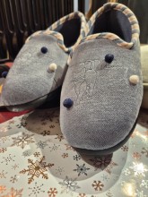 Chaussons Isotoner motif chat disponible chez Evasion Dieppe