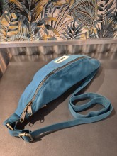 Banane Hindbag Sasha bleu paon disponible chez Evasion Dieppe