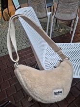 Sac banane Hindbag Andréa fausse fourrure beige disponible chez Evasion Dieppe