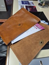 Porte-documents Paul Marius le Colporteur cognac huilé disponible chez Evasion Dieppe