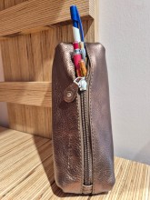 Trousse en cuir Paul Marius le Plumier cuivré indisponible chez Evasion Dieppe