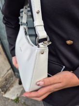 Sac bandoulière Lancaster coloris blanc cassé disponible chez Evasion Dieppe