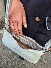 Sac bandoulière Lancaster coloris blanc cassé disponible chez Evasion Dieppe