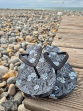 Tongs femme Isotoner imprimé fleurs noires disponibles chez Evasion Dieppe